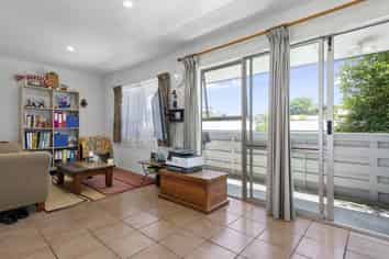 8/6 Opoia Road, Hamilton East