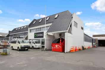 Tidy, centrally located warehouse