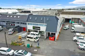 Tidy, centrally located warehouse