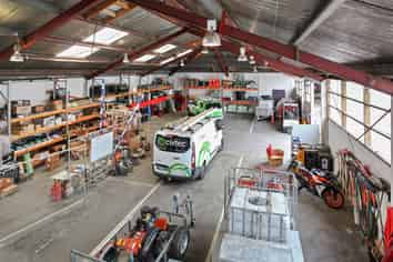 Tidy, centrally located warehouse