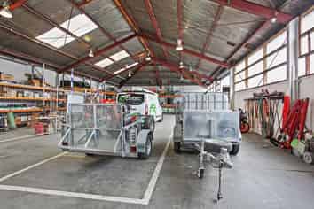 Tidy, centrally located warehouse