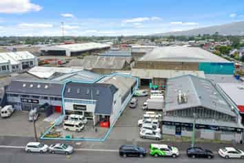 Tidy, centrally located warehouse