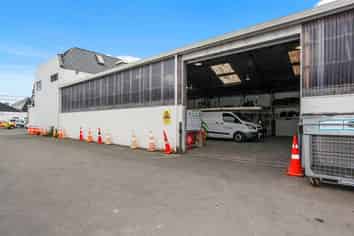 Tidy, centrally located warehouse