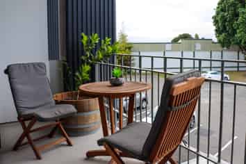 Quality office on city fringe