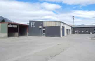 Prime location warehouse with large courtyard area