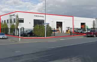 Extremely Smart 454 sqm Showroom / Warehouse