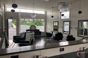 Hair studio CBD fringe