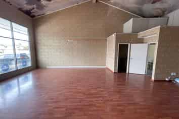 Flexible Space in Prime Retail Location!