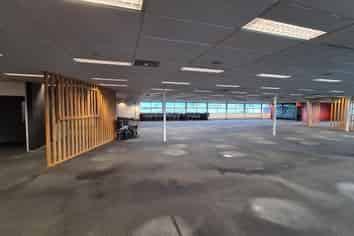 CBRE - Large Office On Lambie