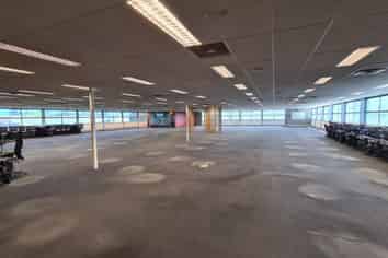 CBRE - Large Office On Lambie