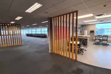 CBRE - Large Office On Lambie