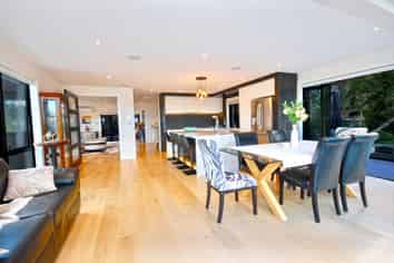 2/92 Churchill Road, Murrays Bay