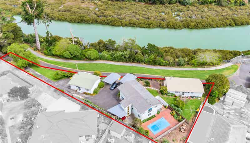 141 Flanshaw Road, Te Atatu South