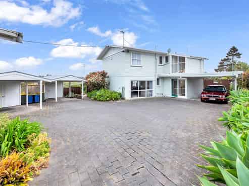 141 Flanshaw Road, Te Atatu South