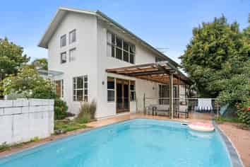 2/206 Onewa Road, Birkenhead