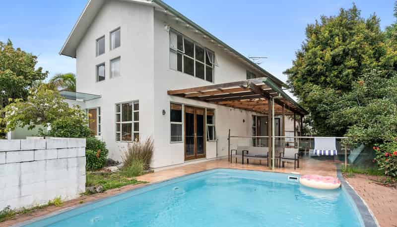 2/206 Onewa Road, Birkenhead