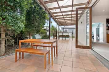 2/206 Onewa Road, Birkenhead