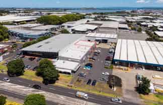 300sqm showroom / retail - corner position