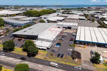 300sqm showroom / retail - corner position