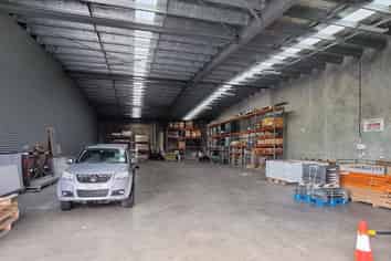 1,358m2 Prominent Warehouse and Showroom