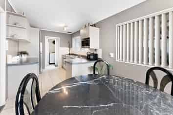 1/6 Frobisher Way, Clendon Park