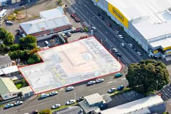 Huge exposure - Showroom with workshop