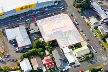 Huge exposure - Showroom with workshop