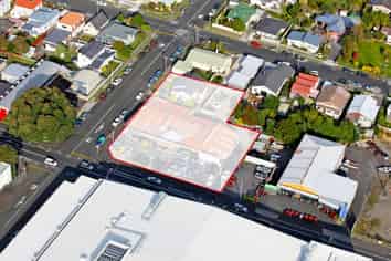 Huge exposure - Showroom with workshop