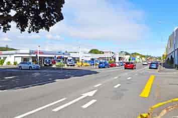 Huge exposure - Showroom with workshop