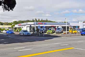 Huge exposure - Showroom with workshop