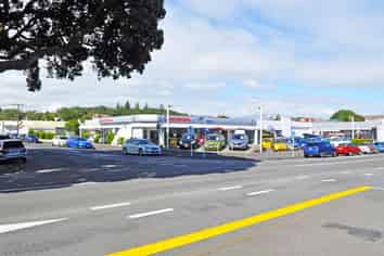 Huge exposure - Showroom with workshop