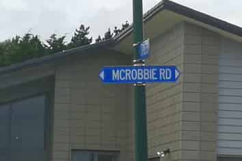 98 McRobbie Road, Kingseat