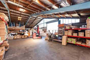 1,551M² WAREHOUSE - MT ROSKILL
