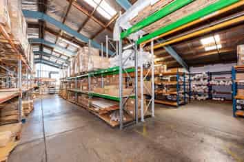 1,551M² WAREHOUSE - MT ROSKILL