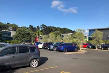 STYLISH BUILDING IN PRIME APOLLO DRIVE