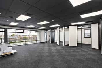 165sqm office with plenty of parking