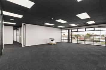 165sqm office with plenty of parking