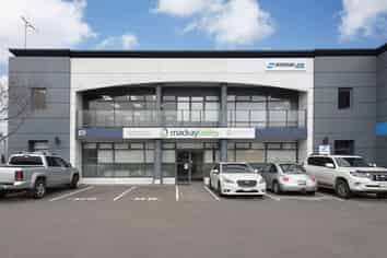 165sqm office with plenty of parking