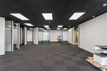 165sqm office with plenty of parking