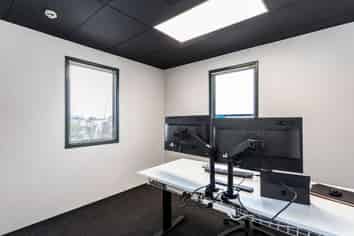 165sqm office with plenty of parking