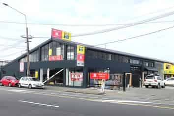 High Profile Showroom/Warehouse in Sydenham