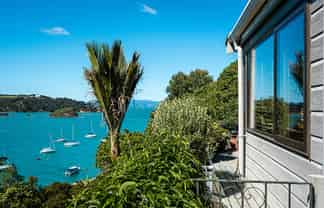 2 Kennedy Point Road, Surfdale