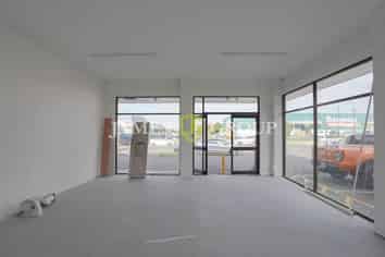 Little Gem with High Exposure on Great South Road