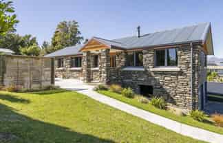 15 Home Street, Manapouri