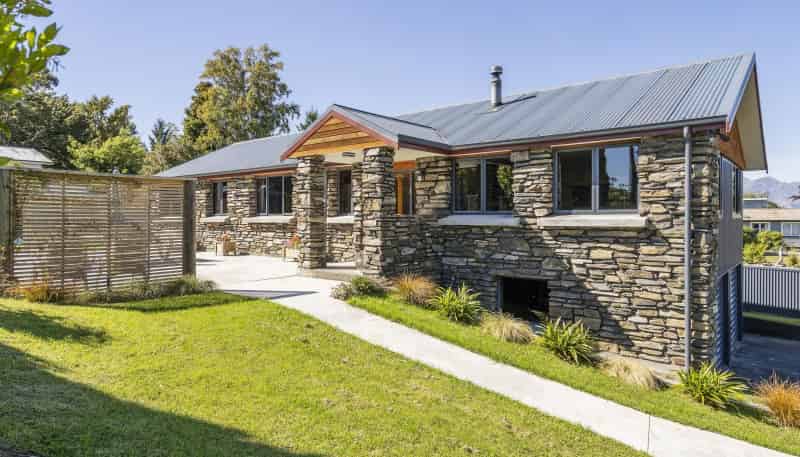 15 Home Street, Manapouri