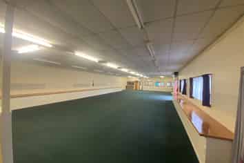 Large Clean Showroom/Warehouse