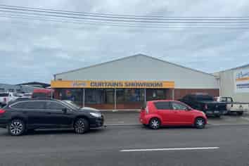 Large Clean Showroom/Warehouse