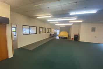 Large Clean Showroom/Warehouse