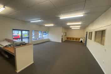 Large Clean Showroom/Warehouse