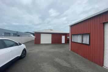 Large Clean Showroom/Warehouse